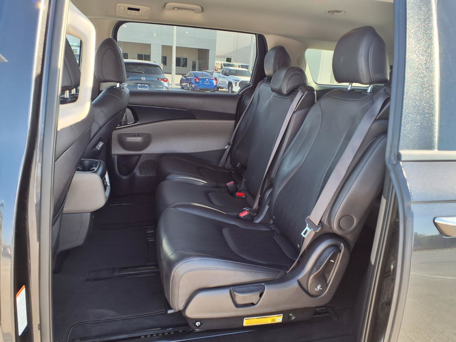 Used 2025 Kia Carnival FWD image 25