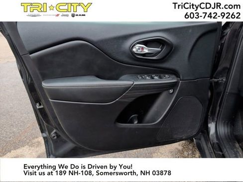 Used 2016 Jeep Cherokee Limited image 11