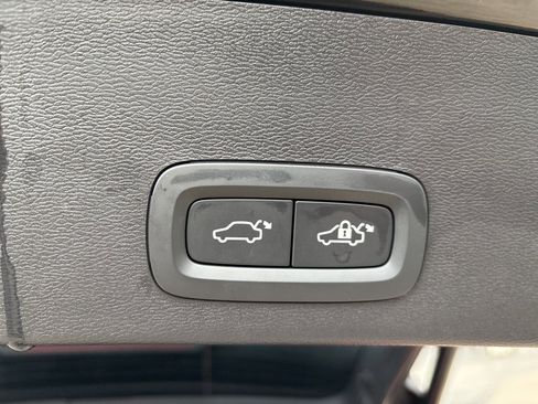 Certified 2025 Volvo XC40 B5 Core image 40