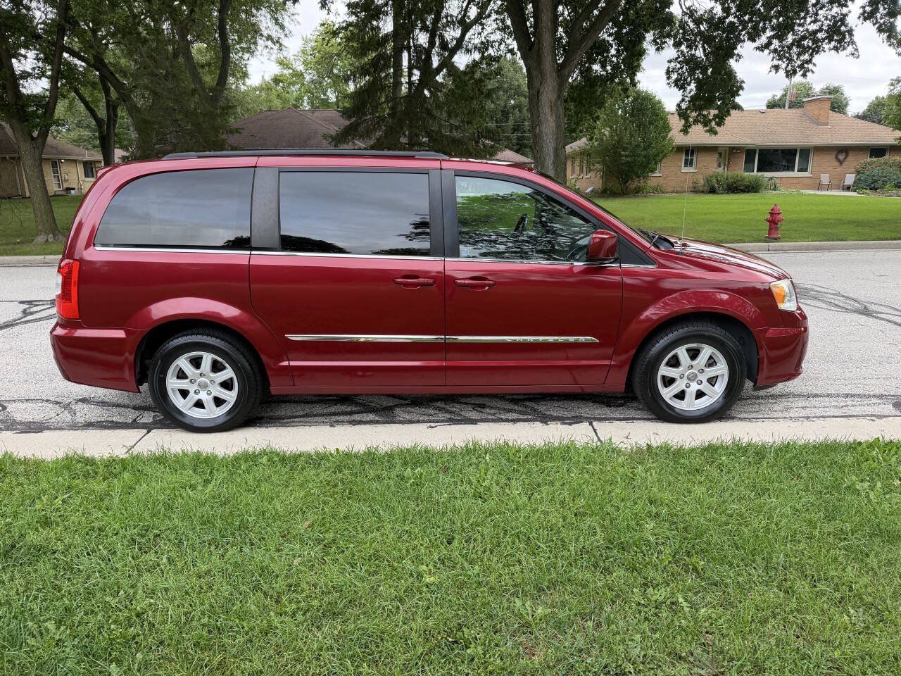 Used 2012 Chrysler Town & Country Touring FWD image 6