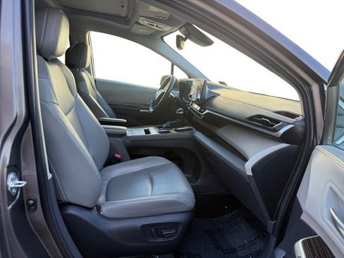 Used 2022 Toyota Sienna XLE FWD image 12