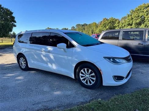 Used 2019 Chrysler Pacifica Touring Plus image 7