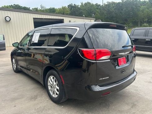Used 2023 Chrysler Voyager LX FWD image 5
