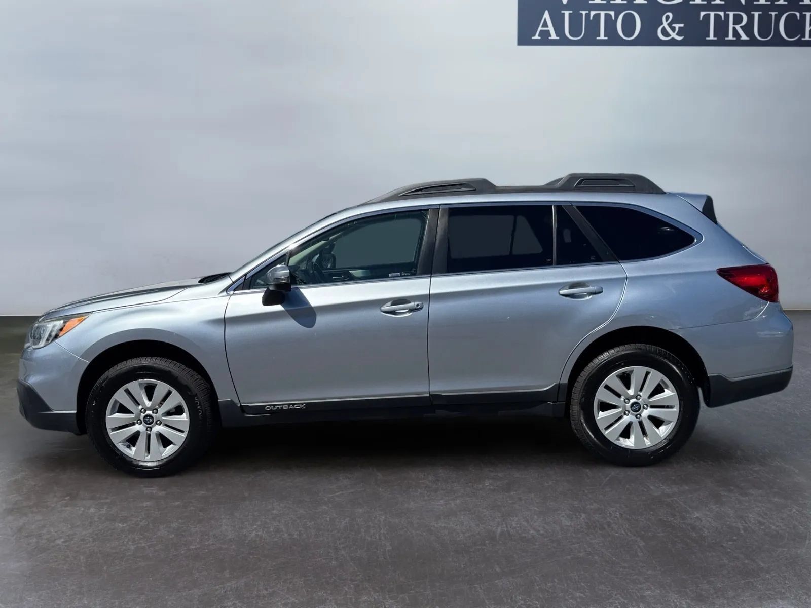 Used 2017 Subaru Outback 2.5i Premium AWD/4WD image 3