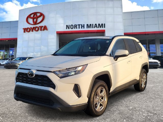 Used 2022 Toyota RAV4 XLE w/ Convenience Package FWD image 2