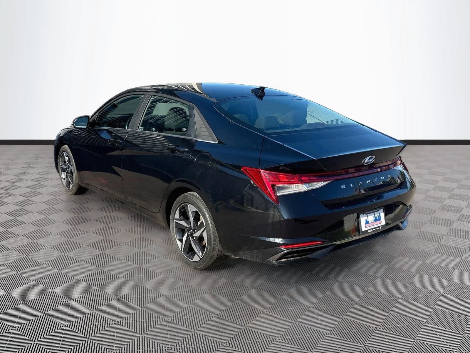 Used 2022 Hyundai Elantra SEL w/ Convenience + Premium Package FWD image 7