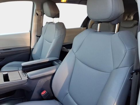 Used 2023 Toyota Sienna XLE image 11