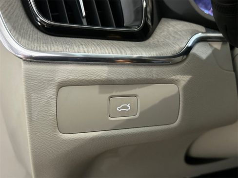 Certified 2023 Volvo XC60 B5 Ultimate w/ Climate Package image 21