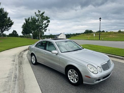 Used 2006 Mercedes-Benz E 350 4MATIC Sedan image 4