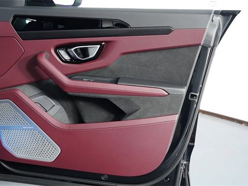 Used 2025 Lamborghini Urus SE image 49