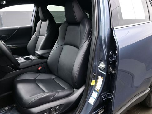 Used 2022 Toyota Venza XLE image 12