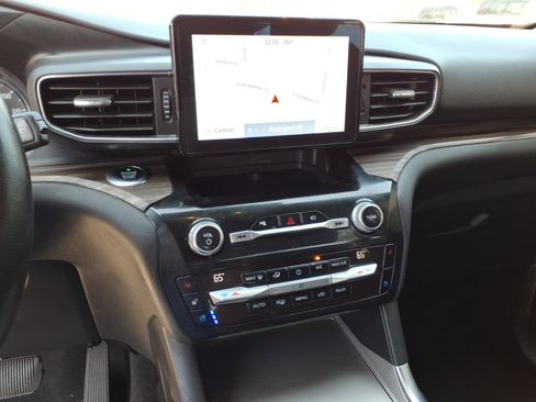 Used 2021 Ford Explorer Limited w/ Equipment Group 301A image 9