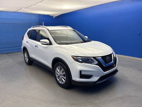 Used 2017 Nissan Rogue SV FWD image 2