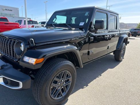 Used 2024 Jeep Gladiator Sport AWD/4WD image 12