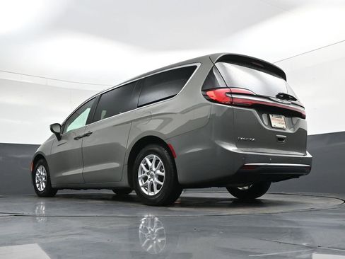 Used 2023 Chrysler Pacifica Touring-L image 36