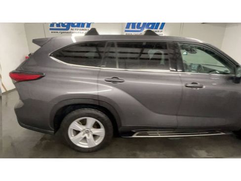 Used 2021 Toyota Highlander LE image 9