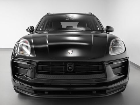 Certified 2025 Porsche Macan image 8
