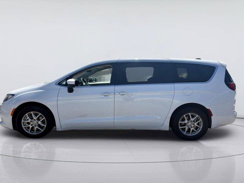 Used 2023 Chrysler Voyager LX FWD image 4