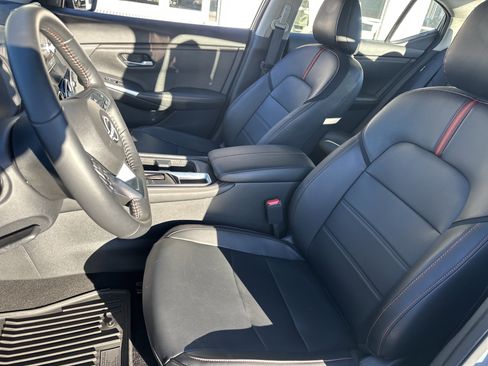 Used 2025 Nissan Sentra SR w/ SR Premium Package image 10