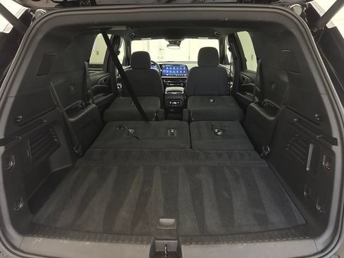 Used 2025 Chevrolet Traverse LT AWD/4WD image 8