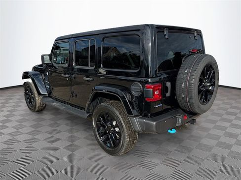 Used 2022 Jeep Wrangler Unlimited Sahara w/ Cold Weather Group image 8