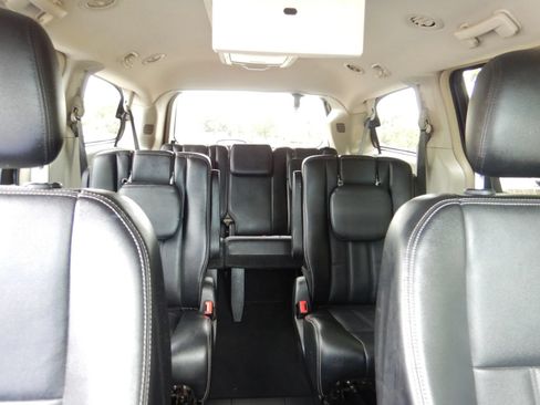 Used 2014 Chrysler Town & Country Touring FWD image 20