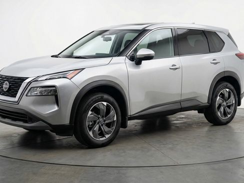 Used 2025 Nissan Rogue SV image 3