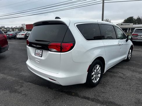 Used 2022 Chrysler Voyager LX image 5