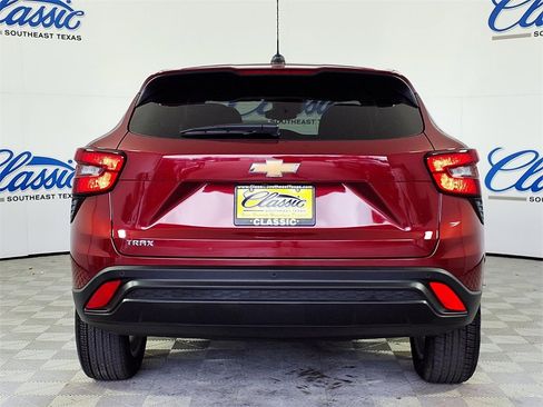 Used 2025 Chevrolet Trax LS w/ LS Convenience Package image 4