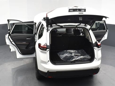 Certified 2025 Nissan Rogue SV image 27