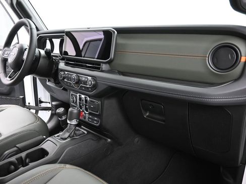 Used 2025 Jeep Gladiator Mojave w/ Convenience Group image 26