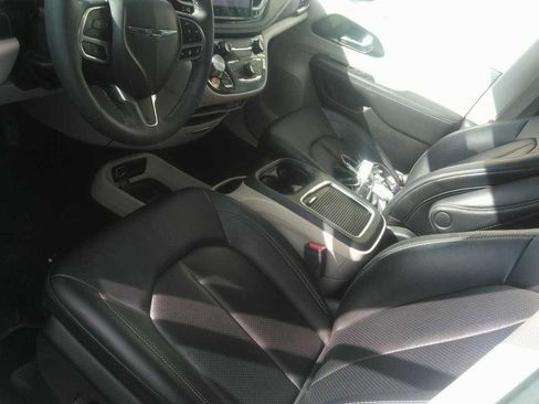 Used 2024 Chrysler Pacifica Select image 23