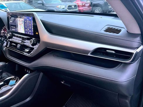 Certified 2022 Toyota Highlander Platinum image 17