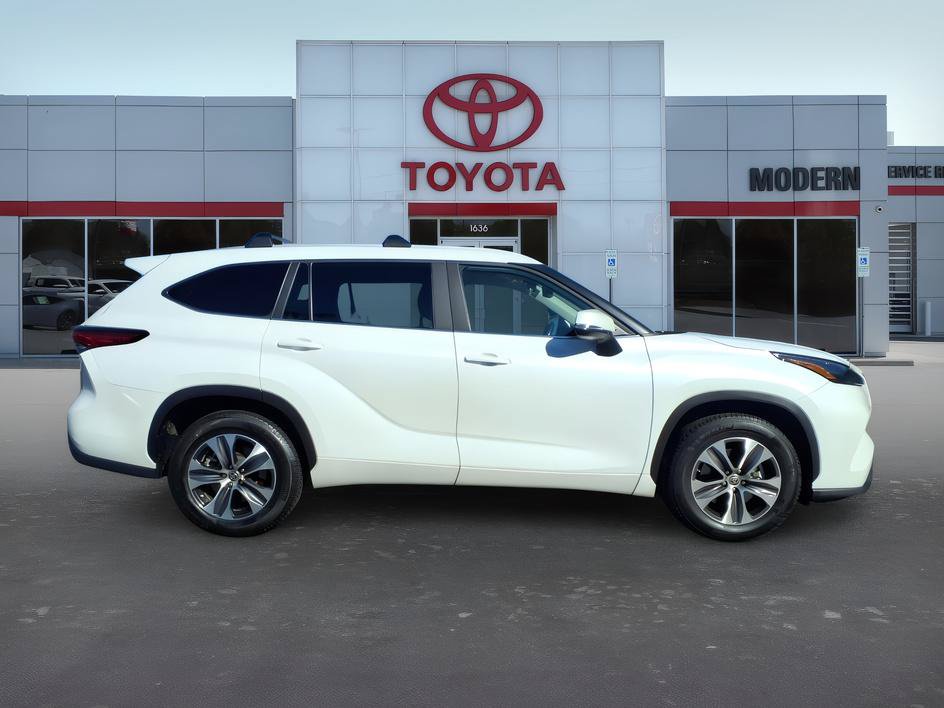 Used 2023 Toyota Highlander XLE FWD image 6