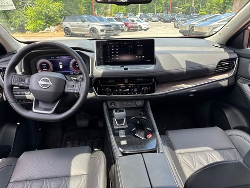 Used 2025 Nissan Rogue Platinum w/ Platinum Premium Package FWD image 11