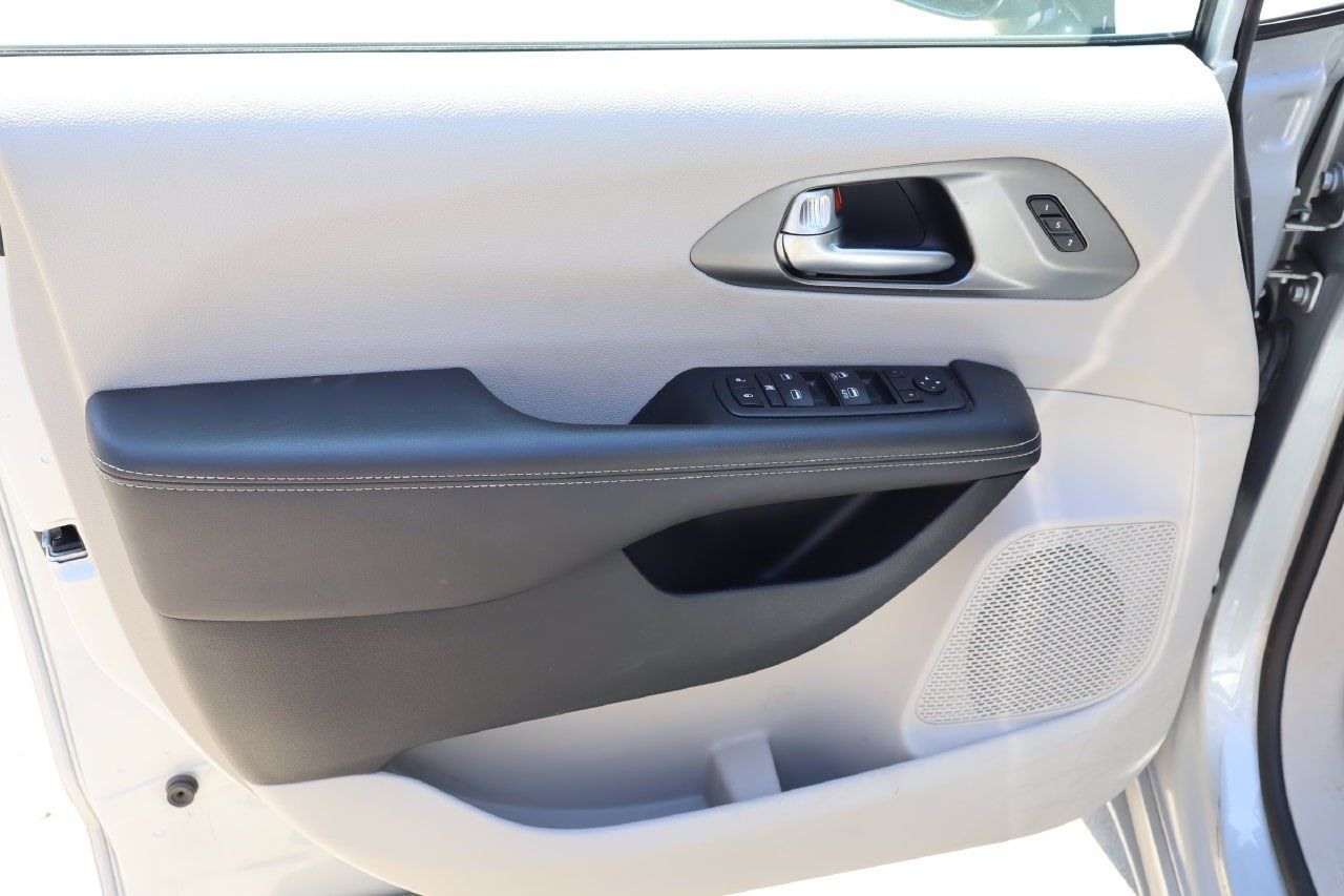 Used 2024 Chrysler Pacifica Touring-L FWD image 20