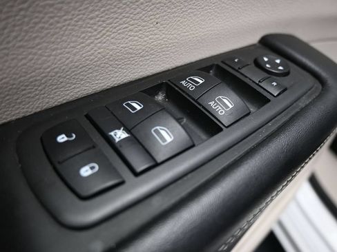 Used 2022 Chrysler Pacifica Touring-L FWD image 11