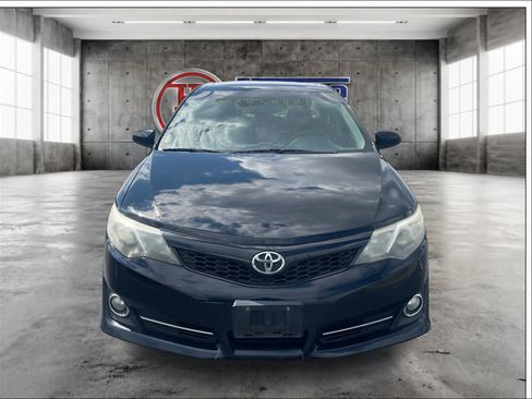 Used 2014 Toyota Camry SE w/ Leather Package FWD image 2