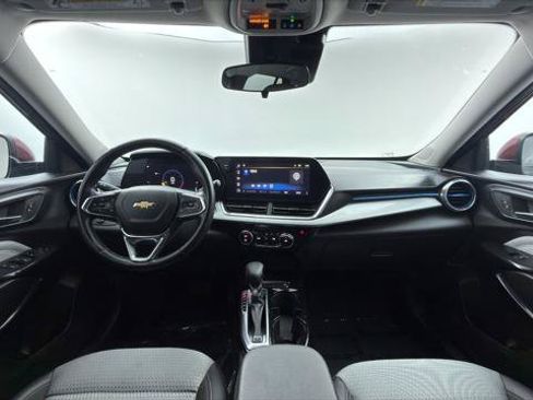 Used 2025 Chevrolet Trax LT w/ LT Convenience Package FWD image 26