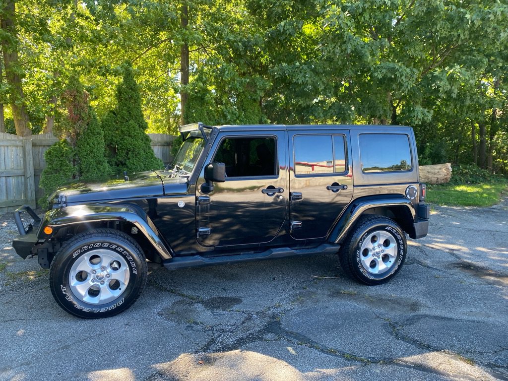 Used 2014 Jeep Wrangler Unlimited Sahara w/ Dual Top Group AWD/4WD image 2