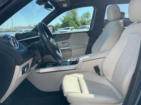 Used 2022 Mercedes-Benz GLB 250 4MATIC image 2