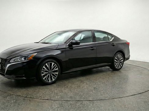Used 2025 Nissan Altima 2.5 SV image 3