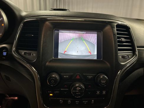 Used 2021 Jeep Grand Cherokee Laredo AWD/4WD image 17