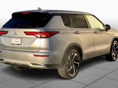 Used 2023 Mitsubishi Outlander SE image 12