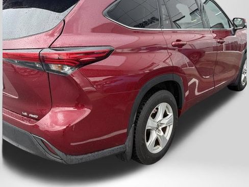Used 2021 Toyota Highlander LE AWD/4WD image 4
