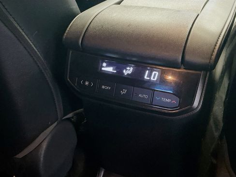 Used 2021 Toyota Highlander XLE AWD/4WD image 16