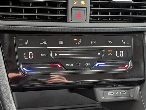 Used 2025 Volkswagen Jetta SE FWD image 23