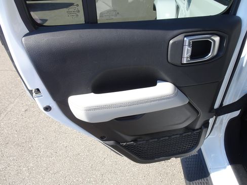 Used 2023 Jeep Wrangler Unlimited Sahara AWD/4WD image 15