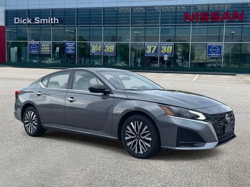 Used 2024 Nissan Altima 2.5 SV image 1