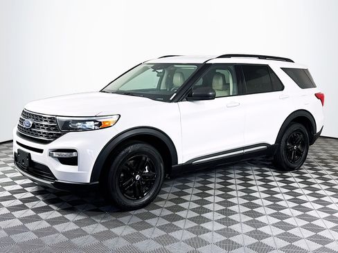 Used 2023 Ford Explorer XLT w/ Equipment Group 202A AWD/4WD image 4